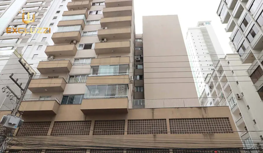 Apartamento mobiliado com amplo terraço a 100 metros da Praia Central